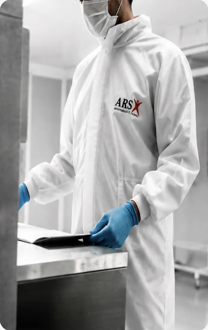 Ars Arthro logolu önlüğüyle laboratuvarda çalışan araştırmacı